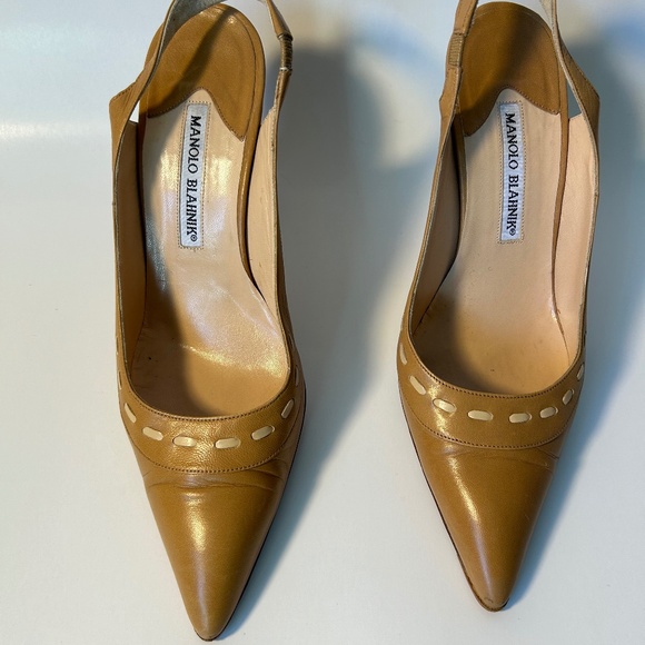 Neutral Manolo Blahnik - Picture 1 of 7